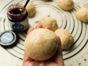 捏紧收口后滚圆，一个小胚子就做好了。