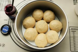 全部做好放入模具里面，开始二次发酵，要保证湿度，二次发酵温度保持在38度左右。