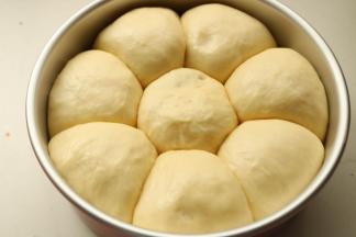 再次发酵完成。面团变得饱满有弹性，长满模具。