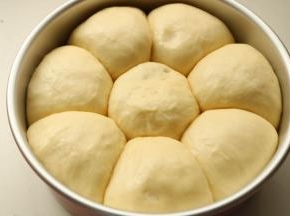 再次发酵完成。面团变得饱满有弹性，长满模具。