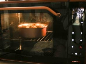 烤箱提前预热160度，放入面包烤30分钟。