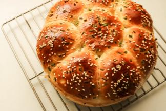 脱模晾凉，晾至手心温度时候，装保鲜袋保存，里面有果酱的面包，再加一杯牛奶，早餐就以后着落了。