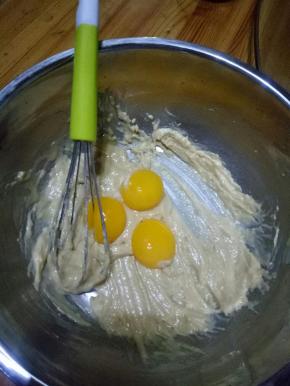 蛋黄倒入面糊中拌匀，用z字法搅拌，不要划圈搅拌，以免面糊起筋。