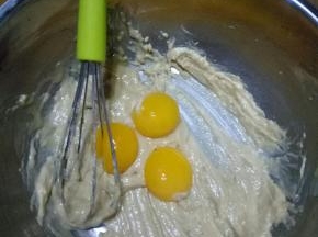 蛋黄倒入面糊中拌匀，用z字法搅拌，不要划圈搅拌，以免面糊起筋。
