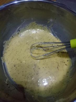 加入泡过的红茶末拌匀即可，放一边备用，天冷面糊盆可以稍微用保鲜膜盖上。