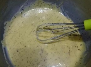 加入泡过的红茶末拌匀即可，放一边备用，天冷面糊盆可以稍微用保鲜膜盖上。
