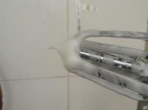 烤箱提前上下火110度预热。蛋白滴入几滴柠檬汁，细砂糖分三次加入蛋白，打到硬性发泡。