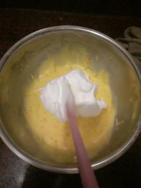 取三分之一蛋白和蛋黄糊翻拌均匀，再取三分之一蛋白加入蛋黄糊中，翻拌，最后把拌好的蛋黄糊倒回蛋白中，翻拌均匀，切记不可划圈，以免消泡。这一步忘记拍照，借用了橙皮丁戚风的图片