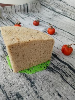 拌好的面糊从高处倒入6寸模具，震两下，震出气泡，送进烤箱，上下火110度烤25分钟，转上下火150度烤15分钟。出炉后轻震下，立刻倒扣，凉透再脱模，好吃的蛋糕就搞定了。