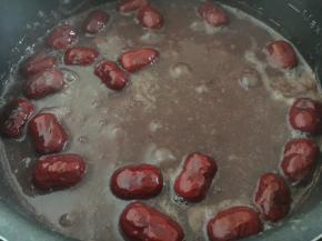 启动“煮粥”功能，不盖锅盖儿，粥开了后煮约10分钟左右。