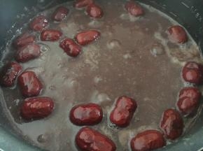 启动“煮粥”功能，不盖锅盖儿，粥开了后煮约10分钟左右。