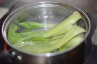 5，与此同时，另烧一锅清水，滴入几滴油，将青菜洗净后焯水捞出。