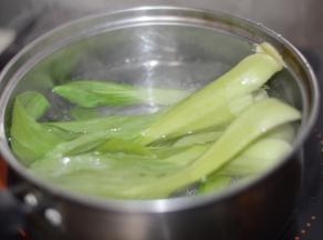 5，与此同时，另烧一锅清水，滴入几滴油，将青菜洗净后焯水捞出。