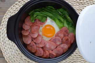 8，带汤汁完全收干，香肠和鸡蛋都熟了，最后浇上酱汁，拌匀即可食用。