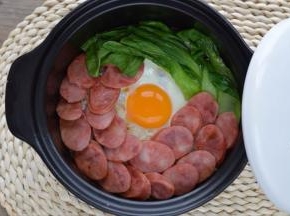 8，带汤汁完全收干，香肠和鸡蛋都熟了，最后浇上酱汁，拌匀即可食用。