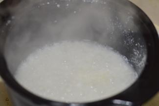 6，大火焖煮大约一分钟，然后转小火，煮至表面汤汁逐渐收干。