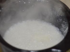 6，大火焖煮大约一分钟，然后转小火，煮至表面汤汁逐渐收干。