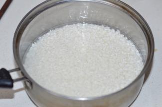 1，大米洗净，然后放适量水，提前浸泡半小时左右。