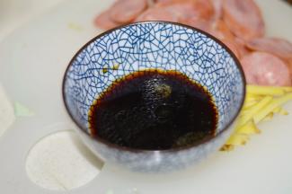 3，取一只小碗，将生抽、老抽、蚝油、糖、油、盐、凉白开，调制成汁备用。