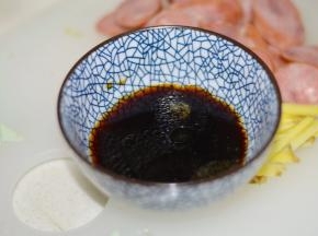 3，取一只小碗，将生抽、老抽、蚝油、糖、油、盐、凉白开，调制成汁备用。