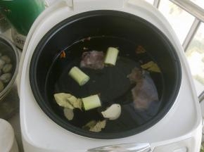 把电饭煲内胆里装满冷水，放入排骨，还有葱姜蒜、香叶、大料、白芷，煲40分钟，直到汤色变成淡白。
