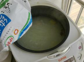 加入少量牛奶后，汤色变白。