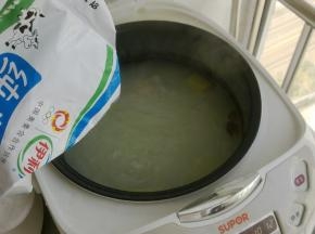 加入少量牛奶后，汤色变白。