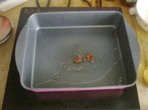 另取锅，倒入油，放入大料。