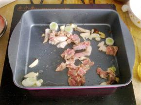 放入羊肉翻炒。