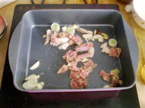 放入羊肉翻炒。