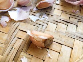 挑出这种有疤痕的和有质量问题的蒜。