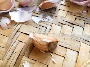 挑出这种有疤痕的和有质量问题的蒜。