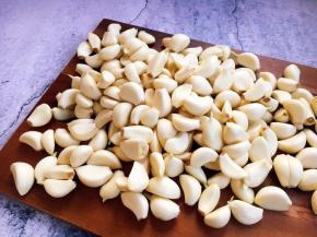 放在阴凉通风的地方晾干。 蒜瓣一定要晾干，如果沾有水分，容易长毛、变质。