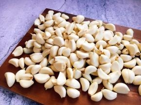 放在阴凉通风的地方晾干。 蒜瓣一定要晾干，如果沾有水分，容易长毛、变质。