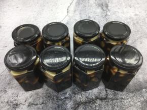 把瓶子盖儿盖好，一定要拧紧，把它放在避光的地方，一般情况下要等20多天才能泡好，蒜才能变绿，正好是大年初一吃饺子时蘸腊八醋，腊八蒜就饺子或者烧菜用，怎样用都可以。