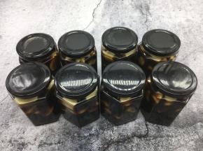 把瓶子盖儿盖好，一定要拧紧，把它放在避光的地方，一般情况下要等20多天才能泡好，蒜才能变绿，正好是大年初一吃饺子时蘸腊八醋，腊八蒜就饺子或者烧菜用，怎样用都可以。