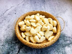 把所有的蒜都剥好。