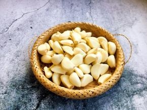 把所有的蒜都剥好。