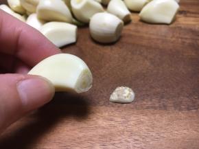 然后要去蒂，就是把蒜的上面都切掉一点，让醋能快速浸入蒜的内部。