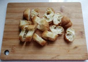 油条一根，切块备用；