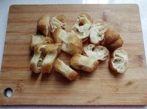 油条一根，切块备用；
