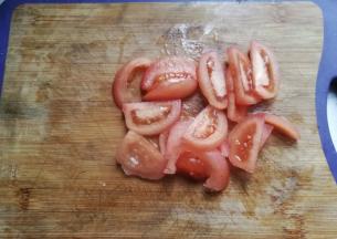 然后把去皮的番茄切薄片；