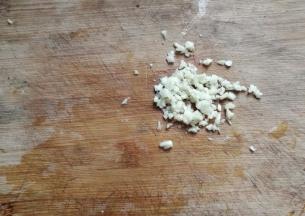 再把蒜切末备用；