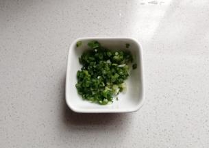 葱也切末备用；