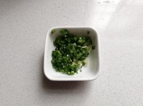 葱也切末备用；