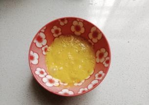 鸡蛋一个打散；