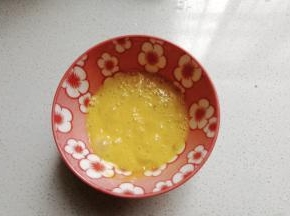 鸡蛋一个打散；
