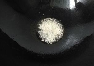 锅中再入少许油，下蒜末煸香；