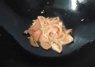 再放入番茄翻炒一会儿；