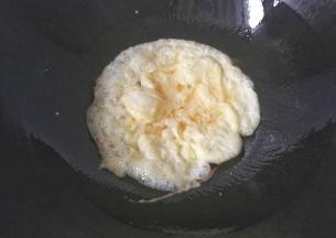 锅中入适量油，倒入蛋液煎炸；